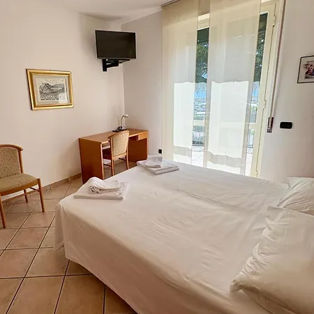 Lario Ξενοδοχείο 2*