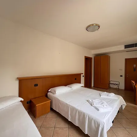 Ξενοδοχείο Lario 2*