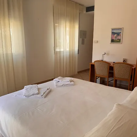 Ξενοδοχείο Lario 2*
