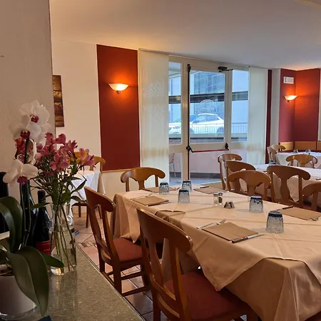 Lario Ξενοδοχείο 2*